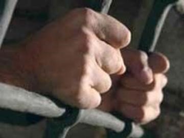 مجهولون علقوا لافتات تطالب بإطلاق سراح موقوفين