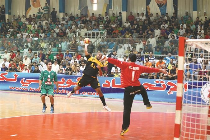 ناصر بوخضرة في طريقه لوضع الكرة لوب من فوق الحارس عبدالله الصفار 	عادل اليعقوب ﻿