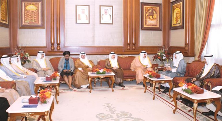 سمو الشيخ جابر المبارك مستقبلا الشيخ سلمان الحمود وعددا من قيادات وزارتي الاعلام والشباب وكونا والمجلس الوطني﻿