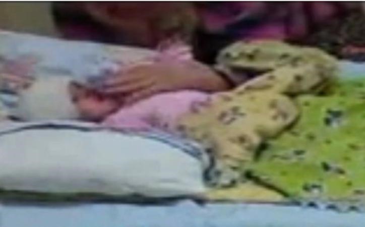 فيديو محظور لذوي القلوب الضعيفة.. أم تركية تكتم نفس طفلتها الرضيعة بعد قتلها اثنين من أطفالها بوقت سابق