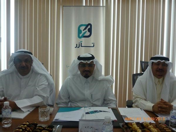 من اليمين الشيخ عبدالعزيز العريعر وداحمد الدحيلان وعبدالرزاق الوهيب خلال عمومية الشركة