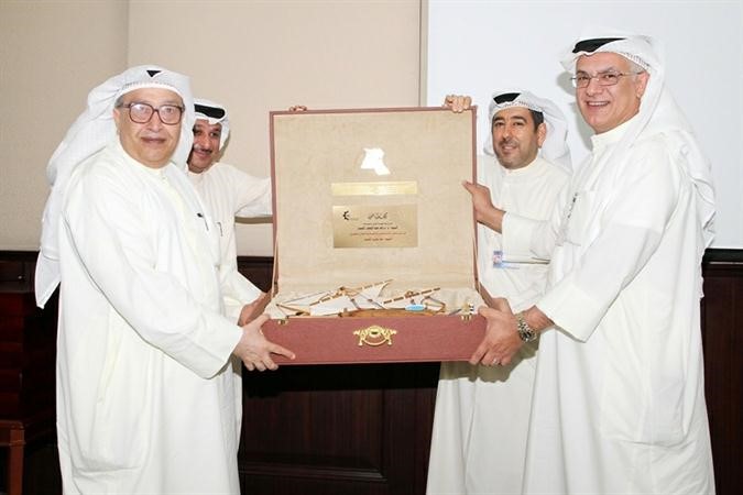 براك الصبيح يهدي الدرع التكريمية الى علي الموسى