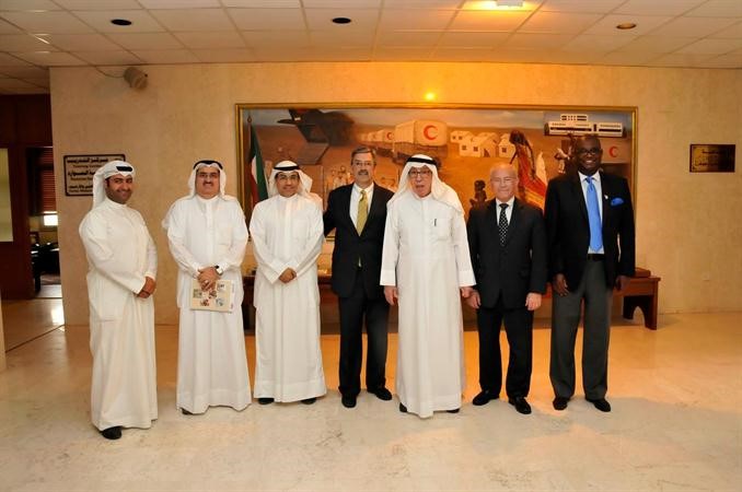 برجس البرجس اثناء لقائه سفير الولايات المتحدة الاميركية الاسبق لدى الكويت ادوارد غنيم