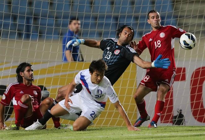 حارس مرمى منتخب لبنان عباس حسن يبعد الكرة عن مرماه
