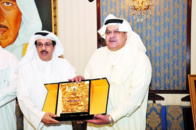 تبادل الدروع التذكارية بين العيار ودهام الشمري