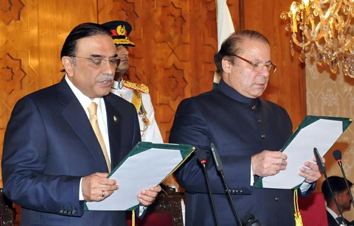 نواز شريف اثناء ادائه اليمين الدستورية امام الرئيس زرداري امس افپ