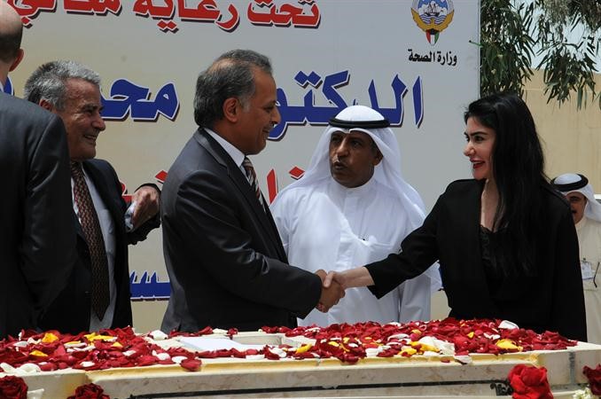 دالهيفي يصافح دافراح الصراف بحضور دطارق الجسار
