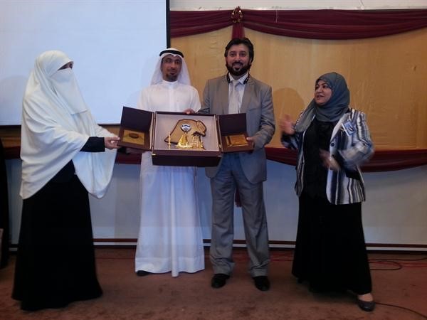 د خالد العبدالغني يكرم احدى الممرضات خلال الاحتفال
