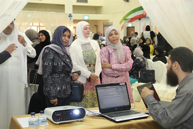 يسرى العمر خلال جولة في المعرض