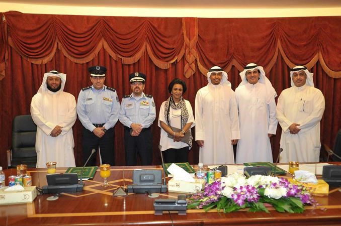 اللواء يوسف الانصاري والشيخة فريحة الاحمد وعبدالعزيز السمحان مع الحضور