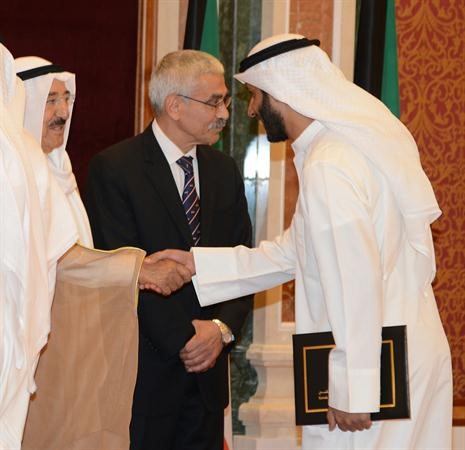 صاحب السمو الامير مصافحا احد الفائزين