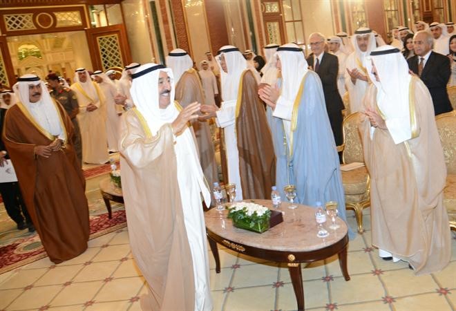 صاحب السمو الامير يحيي الحضور في الحفل
