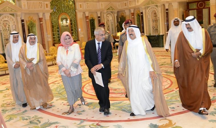 صاحب السمو الامير وسمو ولي العهد ودفايزة الخرافي ودعدنان شهاب خلال الحفل