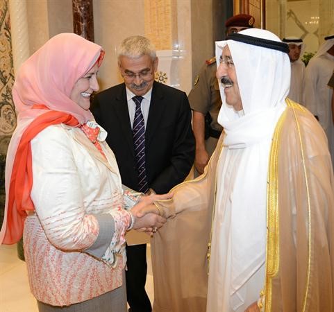 صاحب السمو الامير مصافحا دفايزة الخرافي