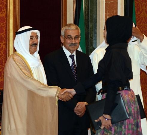 صاحب السمو مصافحا احدى الفائزات