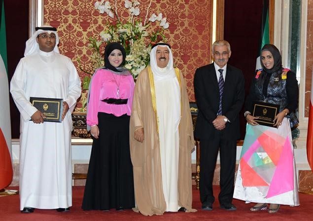 صاحب السمو الامير ودعدنان شهاب وممنار الحشاش مع اثنين من الفائزين