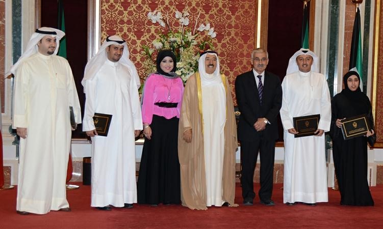 صاحب السمو الامير ودعدنان شهاب وممنار الحشاش مع بعض الفائزين