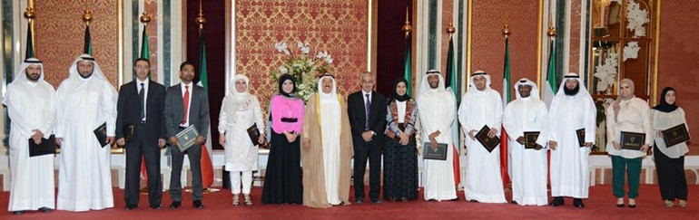 صاحب السمو الامير الشيخ صباح الاحمد ود عدنان شهاب الدين وممنار الحشاش مع بعض الفائزين