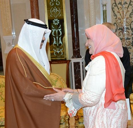 سمو ولي العهد مصافحا دفايزة الخرافي