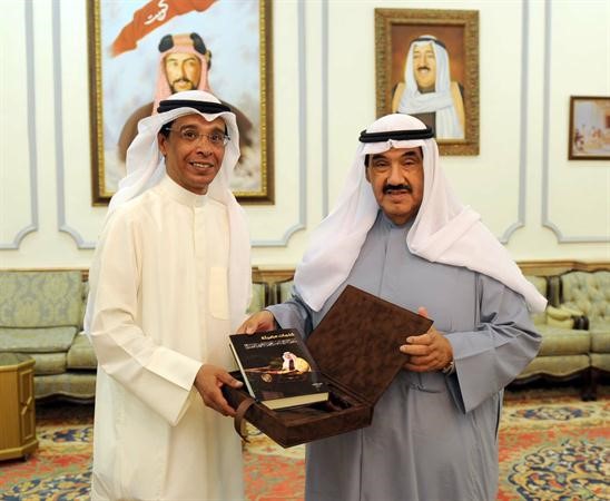 سمو الشيخ ناصر المحمد يتلقى نسخة من كلمات مضيئة من خليفة الفضلي
