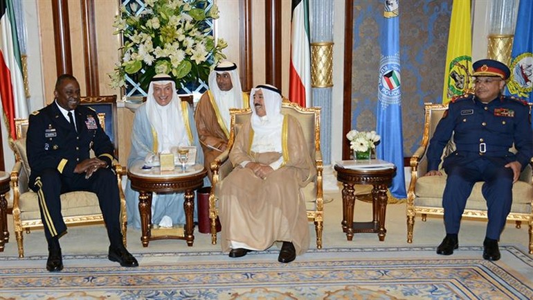 صاحب السمو الامير الشيخ صباح الاحمد مستقبلا قائد القيادة الوسطى للجيش الاميركي الفريق اول لويد جي اوستن