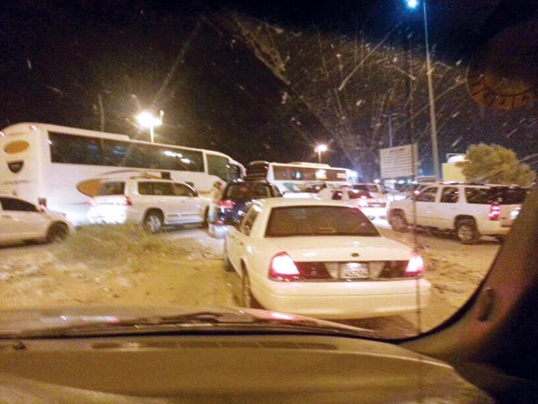 ازدحام شديد في منفذ السالمي بعد تعطل اجهزة الكمبيوتر