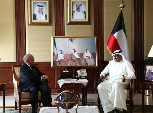 الشيخ صباح الخالد مستقبلا سفير الولايات المتحدة الاميركية الاسبق لدى البلاد ادوارد غنيم