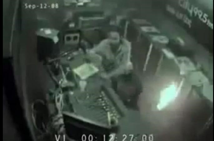 بالفيديو.. الأستوديو يحترق والمذيع يكمل برنامجه!
