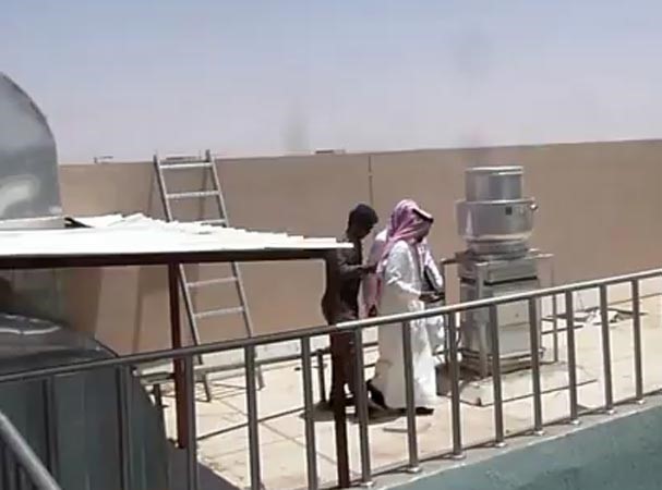 بالفيديو.. لحظة إقناع طالب سعودي حاول الانتحار من قبل الدفاع المدني 