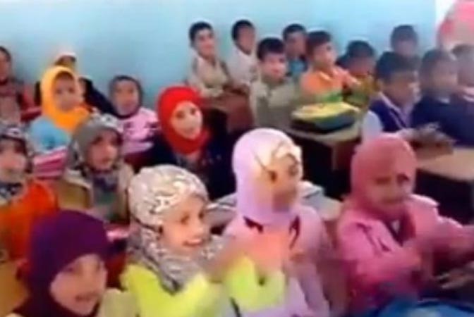 بالفيديو.. أطفال يتعلمون العربية على إيقاعات الروك
