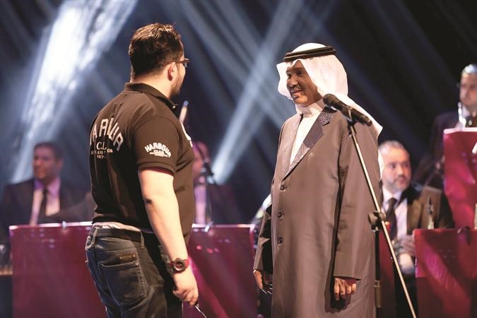 ويستمع لتوجيهاته قبل التصوير ﻿