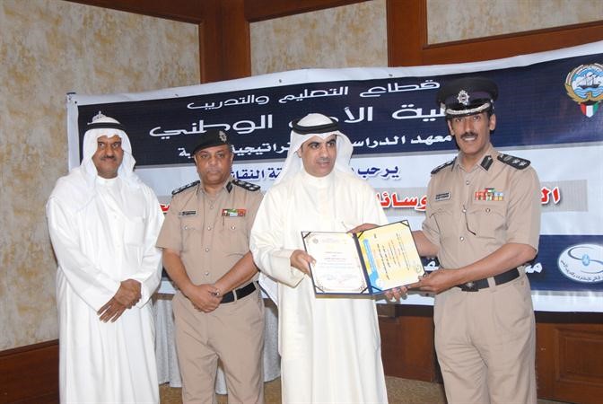 ورئيس قسم الزيارات المقدم سعود طامي خلال تكريمه﻿