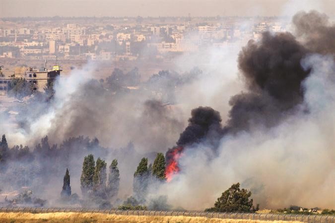 صورة ماخوذة من الجولان المحتل لاعمدة الدخان المتصاعدة نتيجة الاشتباكات في معبر القنيطرة الحدودي افپ