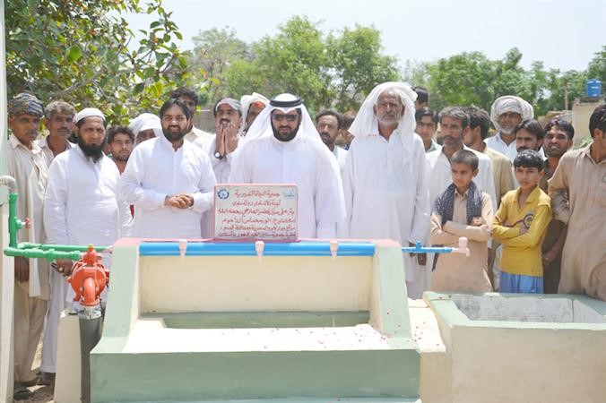 الخالدي امام احد الابار بباكستان