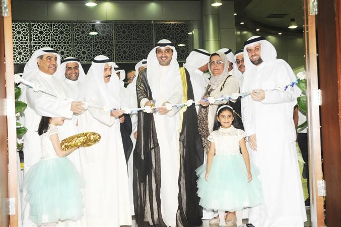الشيخ محمد العبدالله وعبدالعزيز الزبن خلال افتتاح المعرض﻿