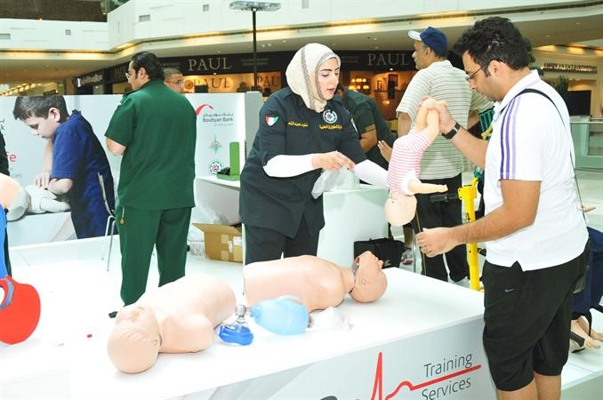 احدى المسعفات تشرح لاحد الشباب بعض مبادئ الاسعافات الاولية محمد خلوصي