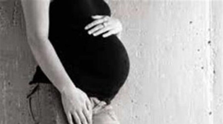 بريطانية تجبر ابنتها بالتبني البالغة من العمر 13 عاما على الحمل 