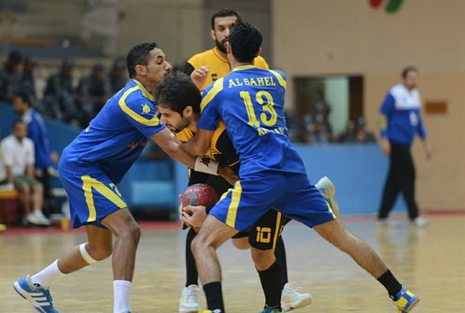 مهدي القلاف محاصرا من لاعبي الساحل