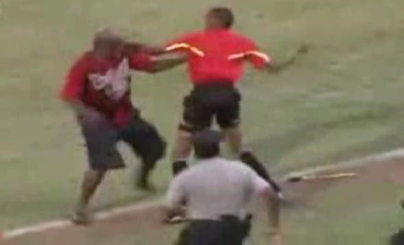 بالفيديو.. حكم يلقن مشجعاً درساً قاسياً في الدوري السوداني!