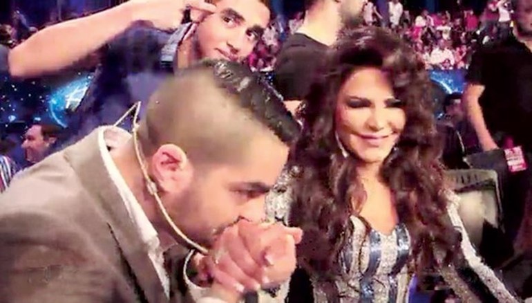 الشافعي يقبل يد احلام في البرنامج﻿