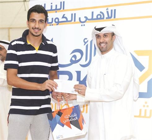 علي البغلي يسلم الجائزة للاعب ﻿