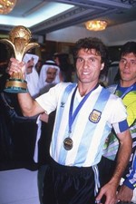 كابتن منتخب الارجنتين اوسكار روجيري يرفع اول كاس