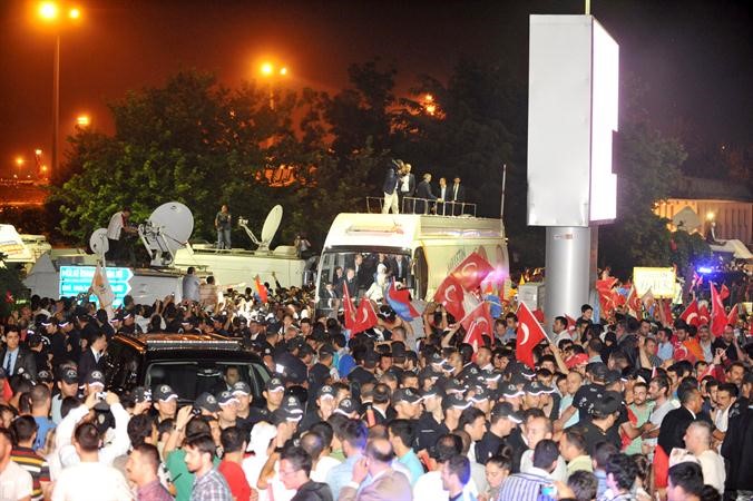 اردوغان يحيي الافا من انصاره الذين استقبلوه في المطار امس الاول افپ