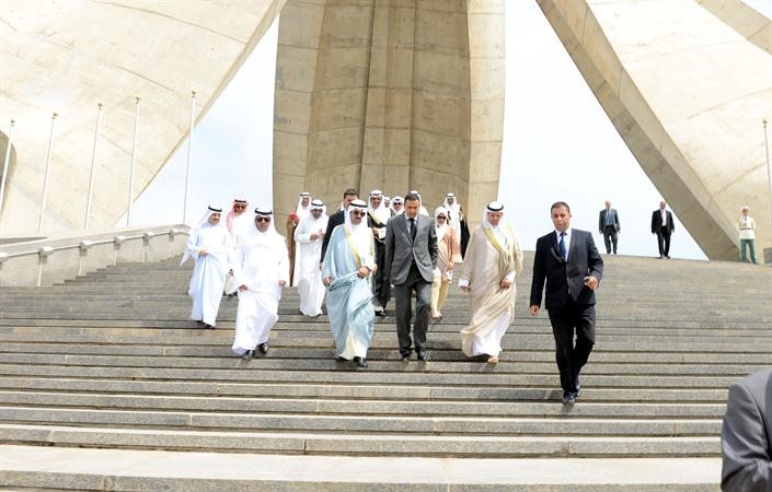 الرئيس الراشد والوفد المرافق اثناء زيارتهم الى متحف المجاهد