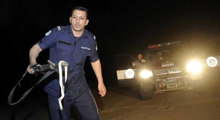 الشرطي العازمي ينقل الحية بعد مقتلعا ﻿