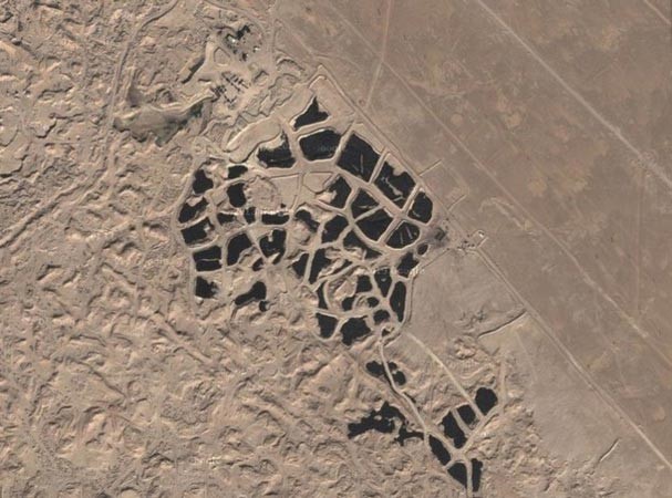 مقبرة الاطارات كما بدت من الفضاء