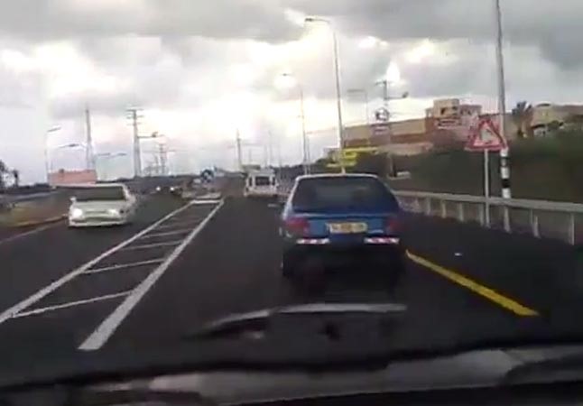 بالفيديو.. مراهق يجثو على ركبتيه خوفاً ممن حاول الاعتداء عليه