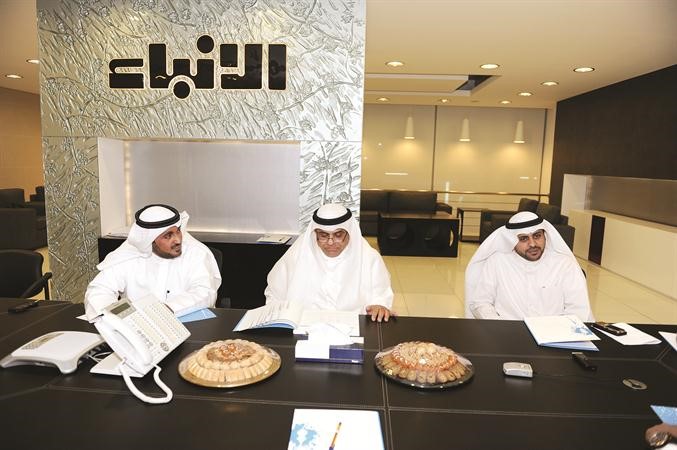 محمد الجبري وخالد الفضالة وعجمي المتلقم خلال الندوة