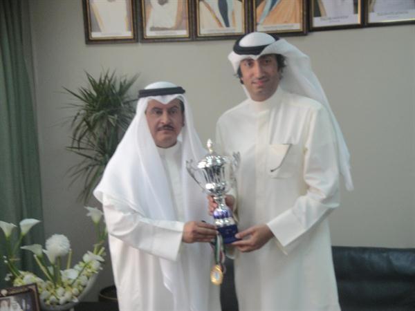 احمد الغريب يهدي الوكيل كاس البطولة