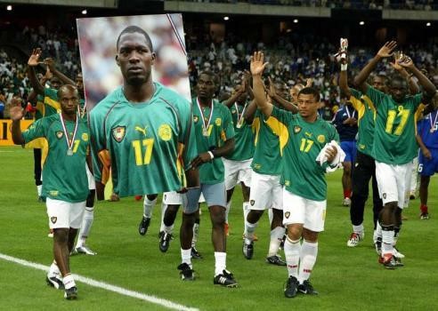 لاعبو منتخب الكاميرون يحملون صورة زميلهم الراحل ماركفيفيان فويه بعد المباراة النهائية امام فرنسا